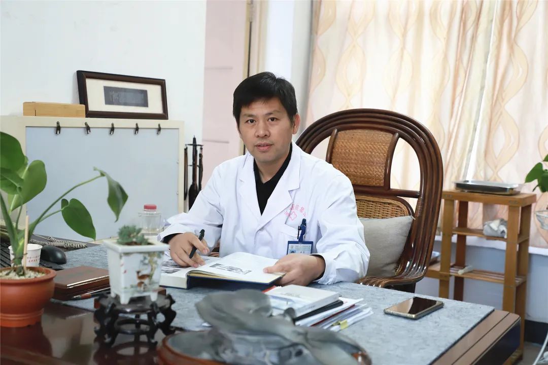 【请您关注】战癌“胜斗士”，患者“贴心人” ——记集团肺癌诊疗中心院长、肿瘤医院业务副院长谢军
