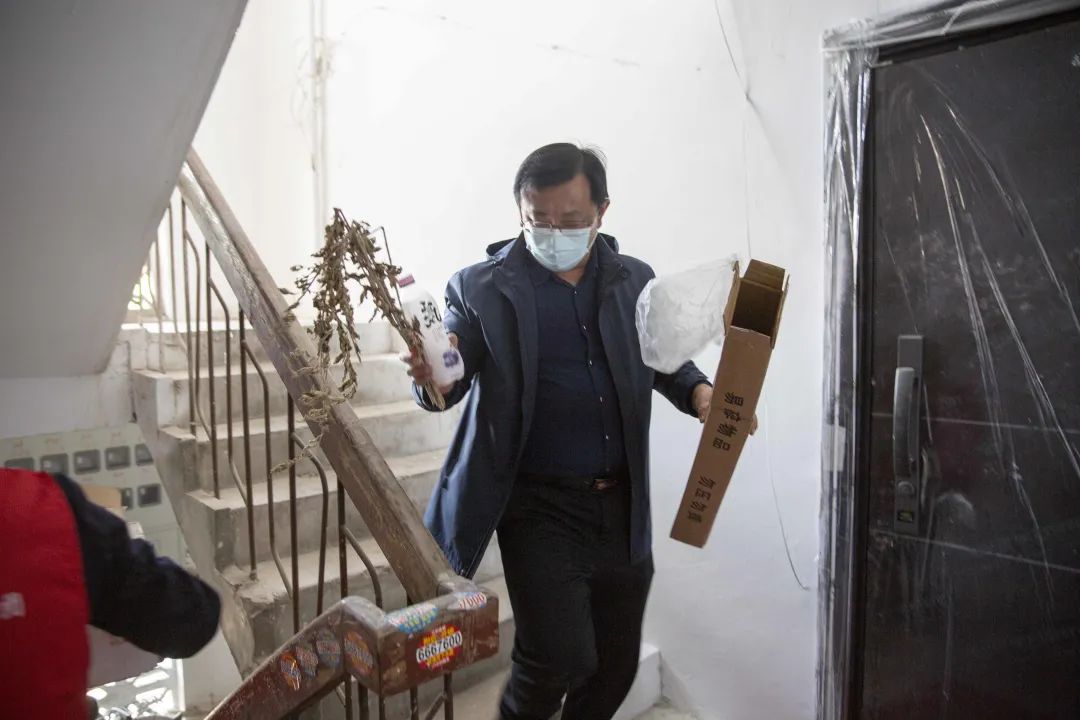  清理楼道垃圾，打造宜居社区，共创文明城市