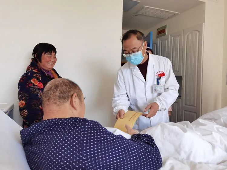  东方在，爱常在——广济医院为困难患者送去救助基金