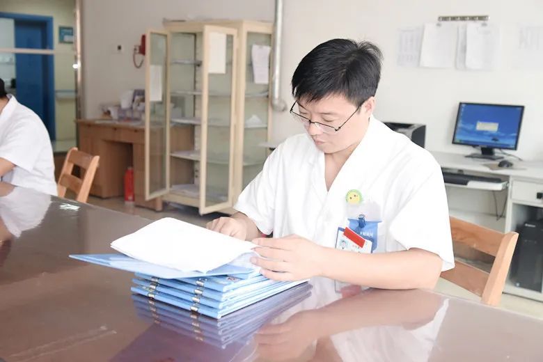  胸有成竹精医技，古道热肠写青春——记东方肿瘤医院胸外科主任苗传龙