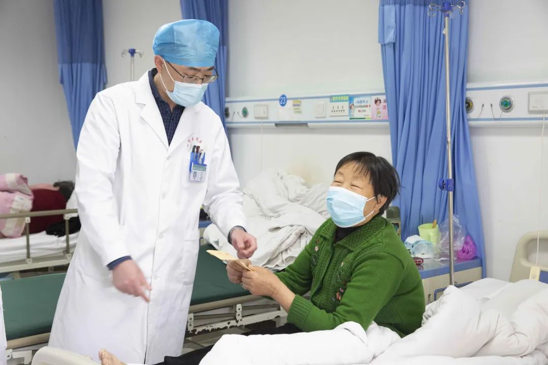  东方，让爱常在——东方总院普外科为困难患者送去救助基金