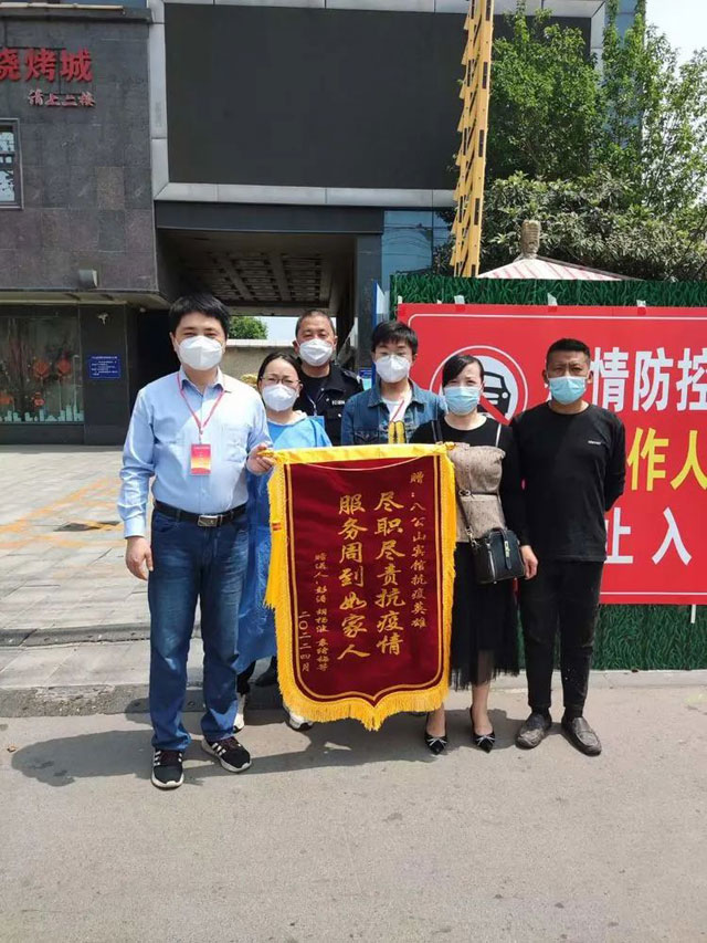  “这一面来自隔离点的锦旗，让我觉得这么多天的付出都是值得！”——记八公山宾馆隔离点吕伟医生