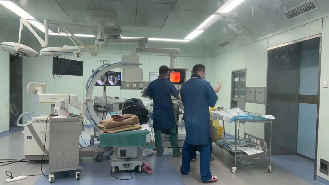 导管室内的“汗人”——铅衣卫士不负所托 取出超大结石