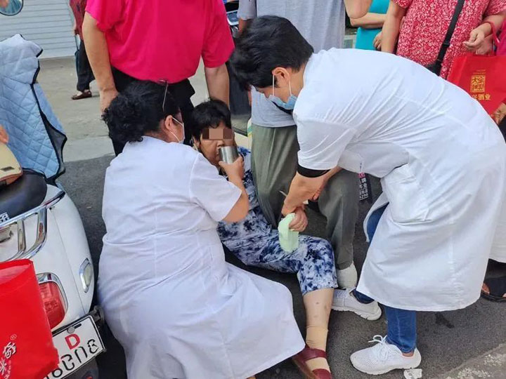 路人突发晕厥，她们冲了出去