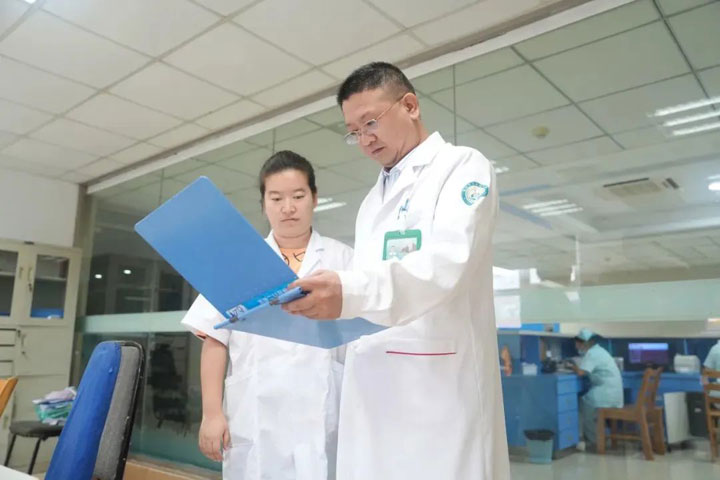 东方医院集团神经内科医疗中心院长每周五上午坐诊李郢孜医院