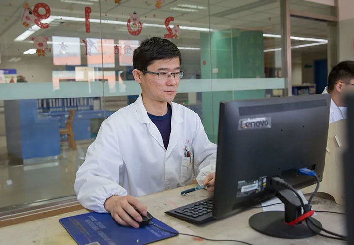 兢兢业业研医术，勤勤恳恳为病患——记东方总院口腔科主任李钱山