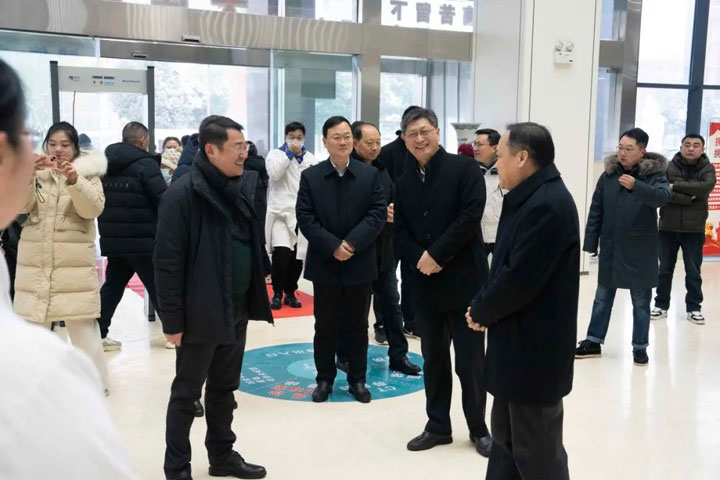 市人大常委会党组书记、主任陈儒江，市委常委、常务副市长孙良鸿一行莅临东方总院慰问一线医务人员