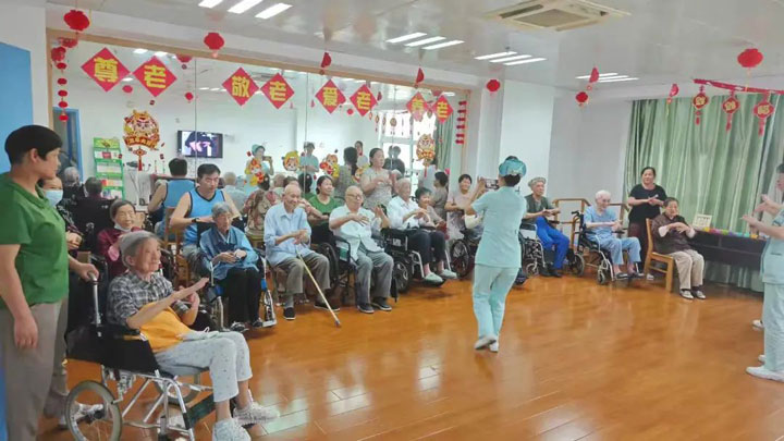 科学养生，为老年人提供健康指导——东方总院内二党支部携手老年医学科举办“心手并用，预防老年痴呆”趣味活动