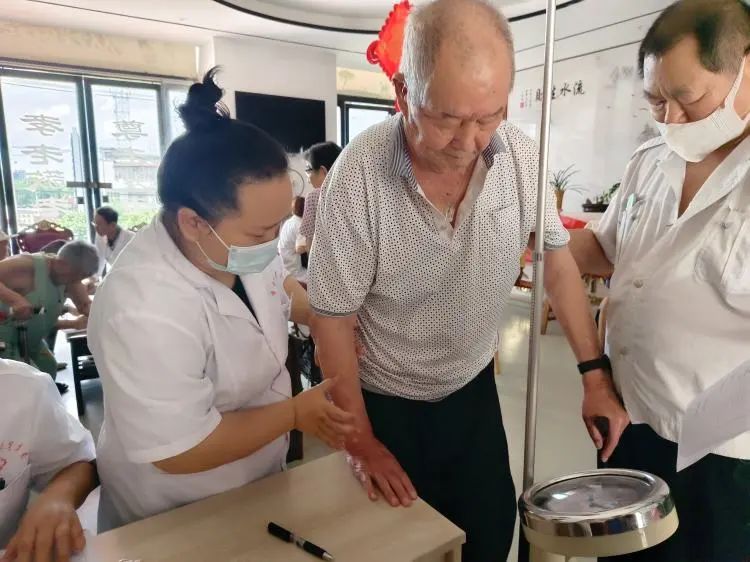 谢家集区卫健委联合望峰岗医院开展健康素养，公益查体活动，让居民养老更有“医”靠