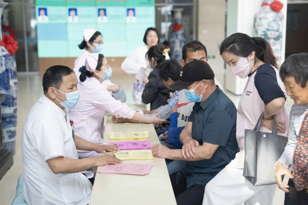 数字改变痛风——东方总院开展全民关注痛风日义诊宣传活动