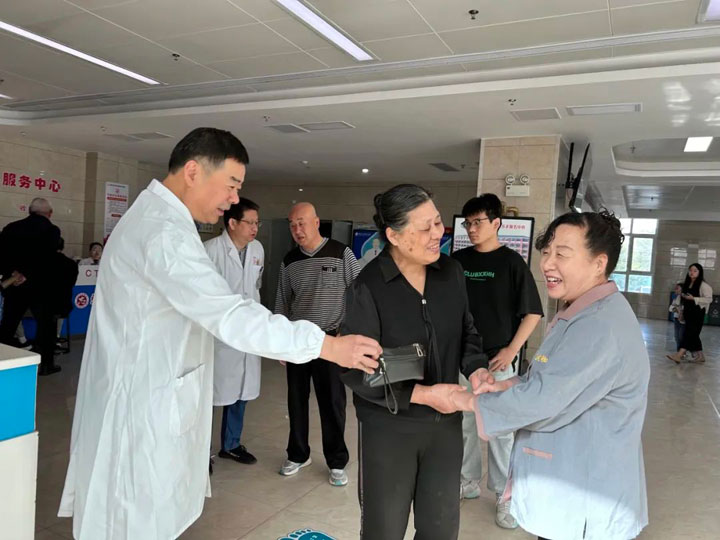 拾金不昧暖人心，传递社会正能量