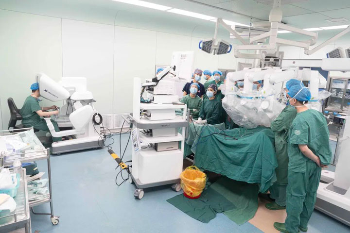 精准医疗再攀高峰，家门口享国际级诊疗服务——淮南东方医院集团总医院成功实施全市首例机器人超低位直肠癌根治术