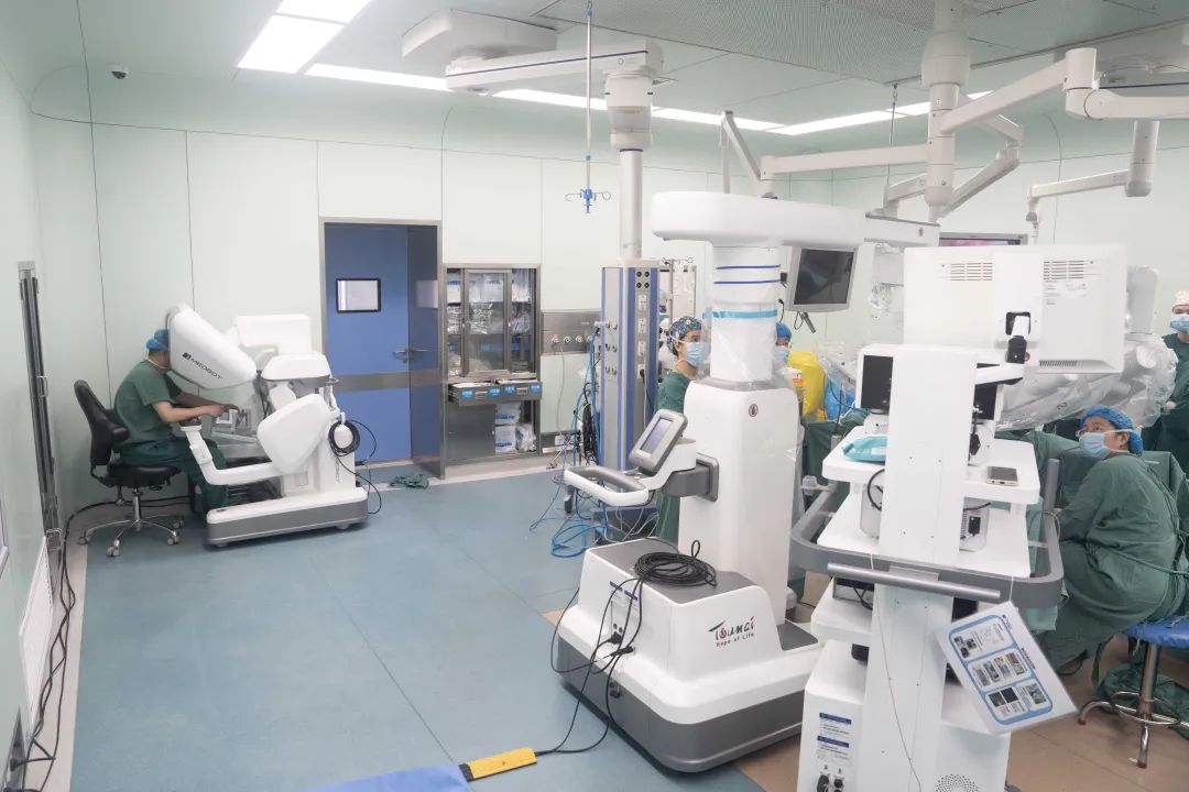 “机器人”总动员，高精尖手术再扩展——东方总院妇产科张艳主任团队成功完成本市首例机器人辅助子宫内膜癌全面分期手术