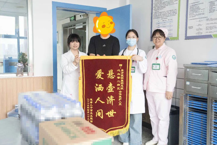 妙手启“心”窗，一面锦旗背后的双愈之旅