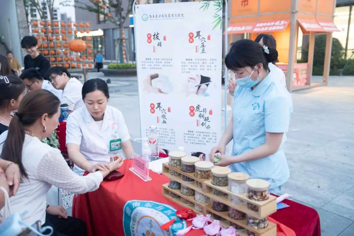 淮南东方总院中医科专家走进春申里，助力市卫健委“端午艾相伴”健康惠民活动