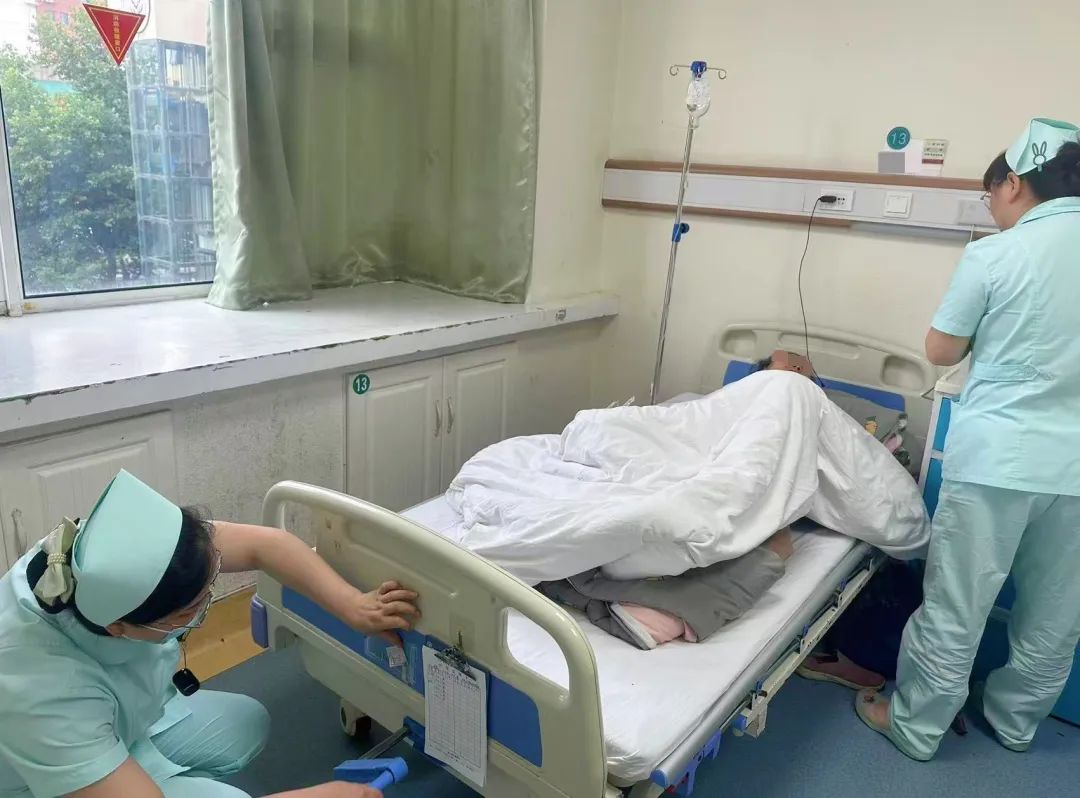 无助病患有医靠——骨科团队救治拾荒老人获赠锦旗