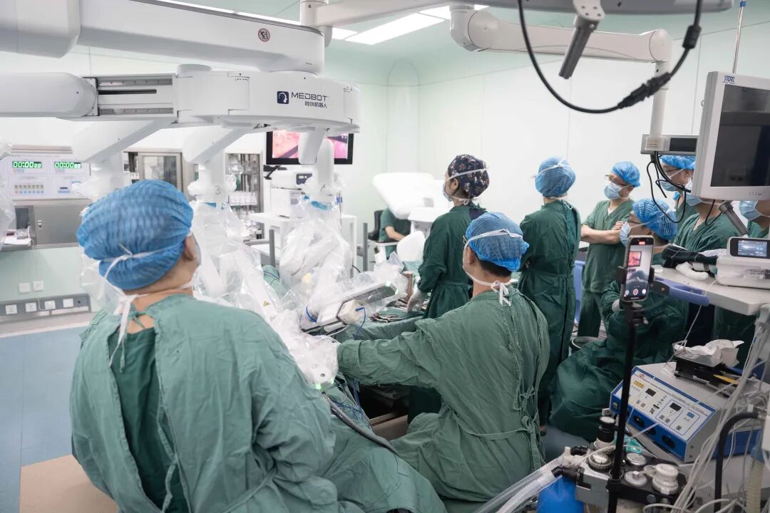 从“里程碑”到“日常”——一日连续完成两台机器人辅助下高难度癌症根治术，彰显东方医院手术新常态