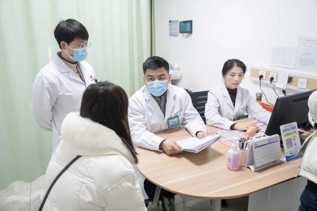 新春里的“医”靠——北京大学第三医院主任医师、东方医院集团妇产科医疗中心特聘院长张坤教授年初二亲临东方总院坐诊、手术