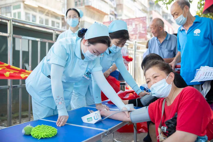 东方总院内科支部开展“学党史，践行动，我为群众办实事”义诊活动