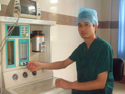 无影灯下的生命保护神--记新庄孜医院麻醉科主任、主治医师徐伟