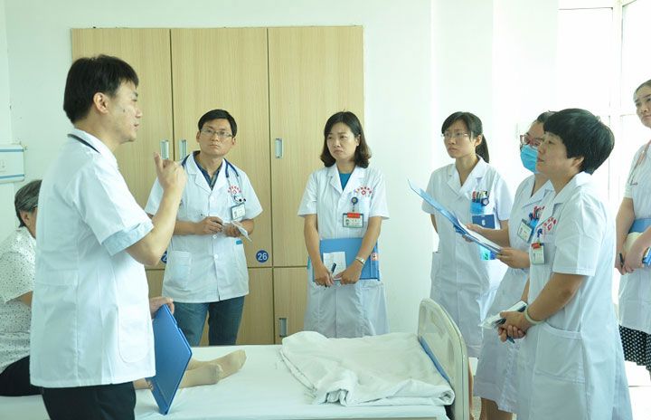 全国知名专家石勇铨教授来东方总院查房坐诊