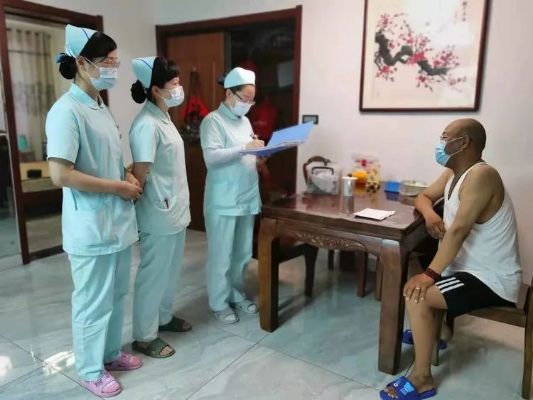 酷暑当下登门家访 多做实事不忘初心